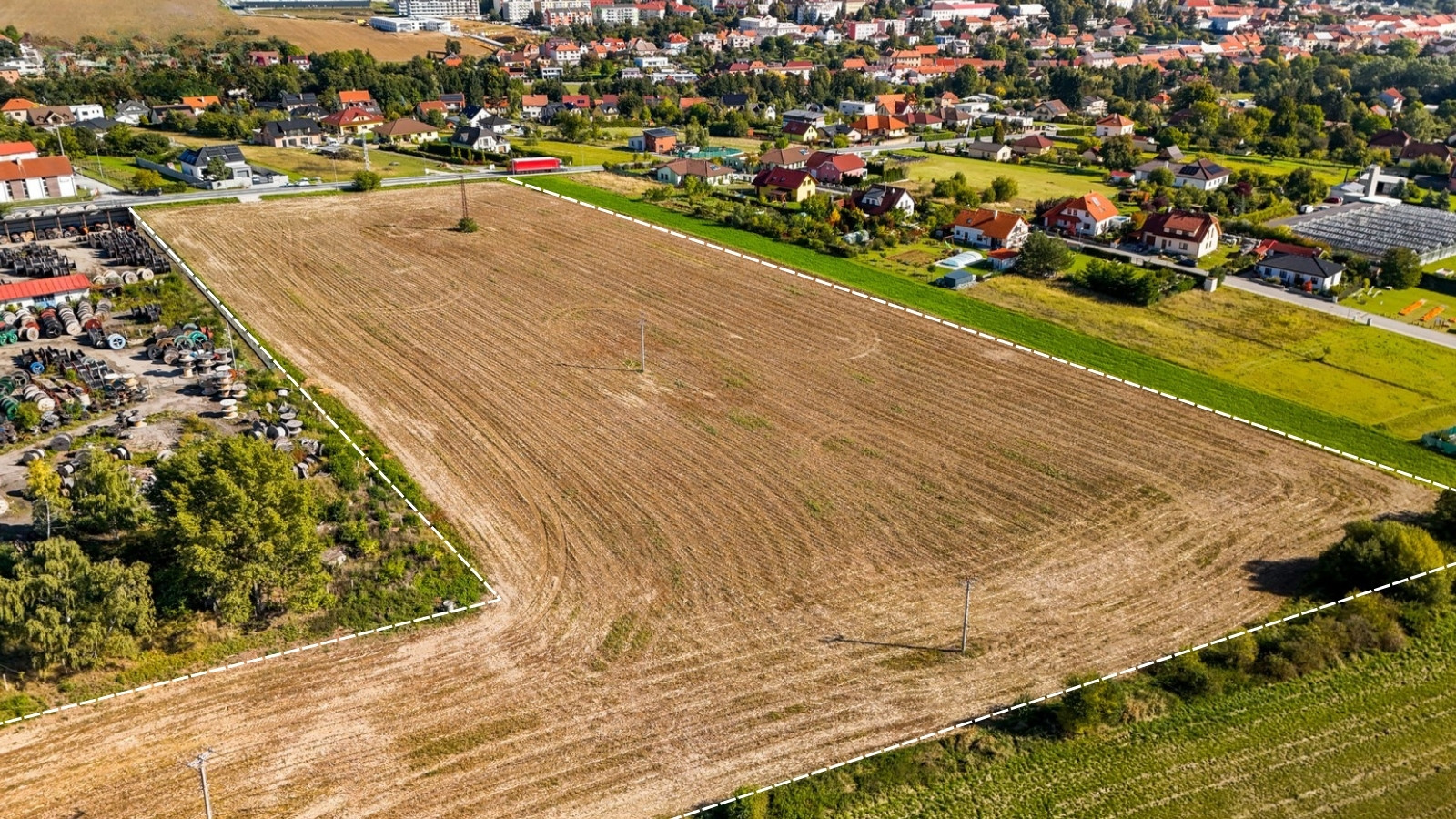 Letecký pohled na velký pozemek